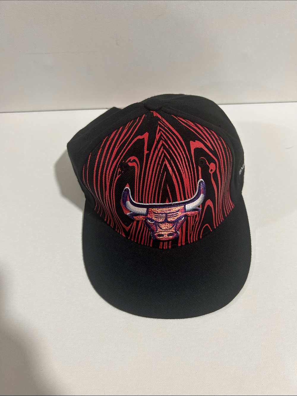 Chicago Bulls Black & Red Logo Snapback Hat
